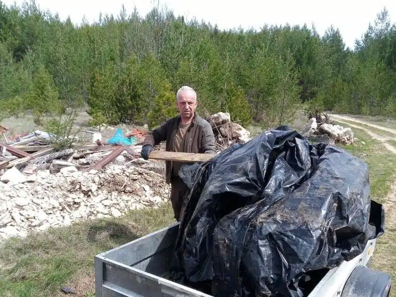 Naši šumari danima odvozili smeće i uklanjali deponije iz Vrana i Kologaja! (foto)