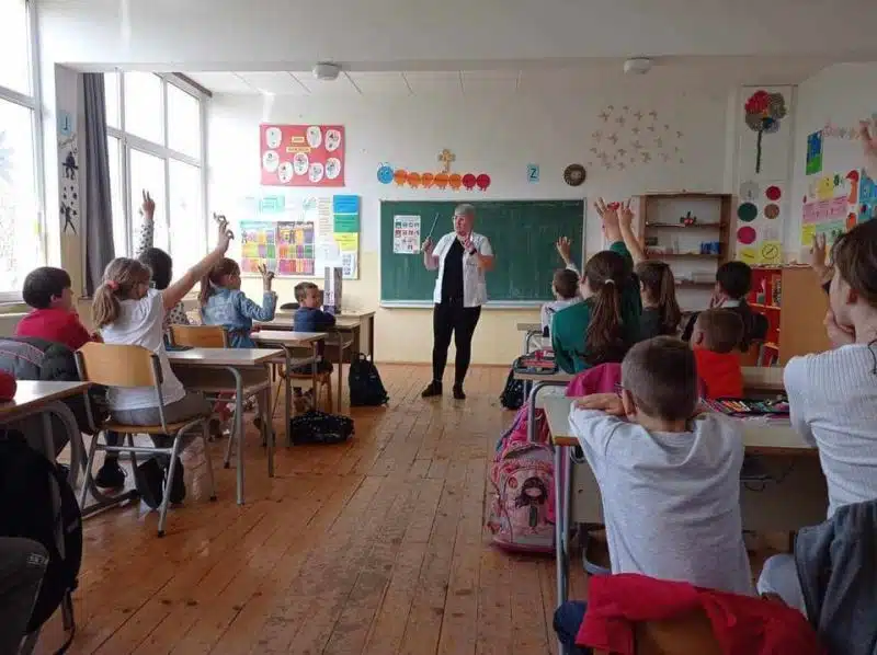 FOTO: Učenicima Osnovne škole Stjepana Radića Prisoje održano edukativno predavanje o temi “Pružanje prve pomoći” i “Oralna higijena i zdravlje učenika”