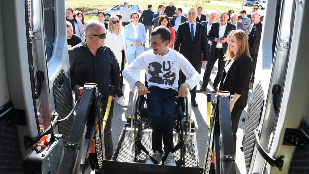 Edukacijsko-rehabilitacijskom centru Sveti Josip Radnik isporučeno novo specijalizirano vozilo
