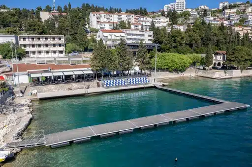 FOTO: Postavljene nove tribine na plivalištu u Neumu