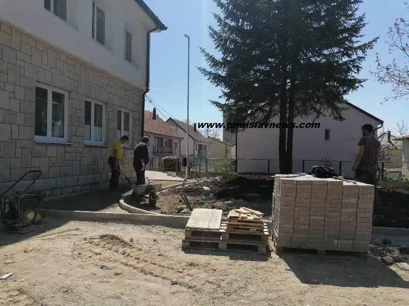 FOTO/VIDEO POHVALA: Nekadašnje parkiralište oko zgrade Doma zdravlja u Tomislavgradu preuređuje se u park DZ