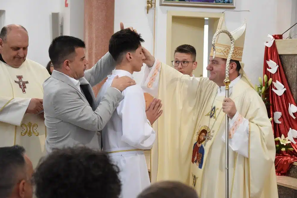 Sakrament Svete potvrde za 57 krizmanika iz župe Krista Kralja Čitluk podijelio je biskup Petar Palić
