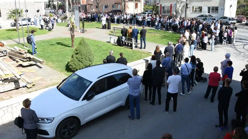 Vjernici na trgu u Čitluku molili krunicu Božjeg milosrđa
