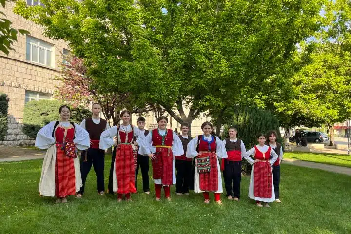 U prepunoj kinodvorani održana dječja smotra folklora “Na Petrovu ognjištu”