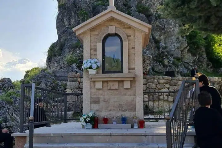 Sveta misa kod kapele Gospe Lurdske u Zagorju.