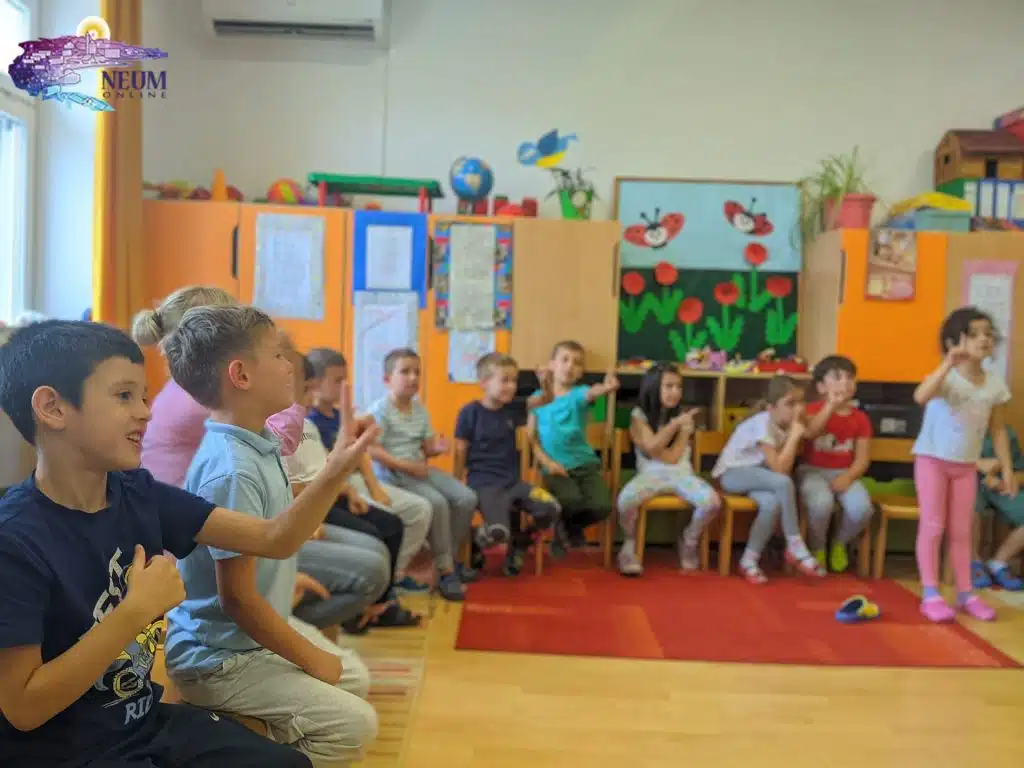 FOTO: Radionica znakovnog jezika održana u Dječjem vrtiću Neum: “Kako pomoći prijatelju koji ne govori?”