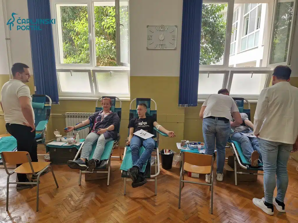 FOTO | Dobar odaziv učenika i profesora na akciju dragovoljnog darivanja krvi