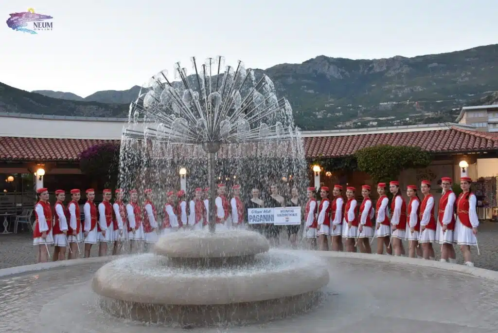 FOTO: Neumske mažoretkinje sudjelovale su na XXI. budvanskom turističkom karnevalu