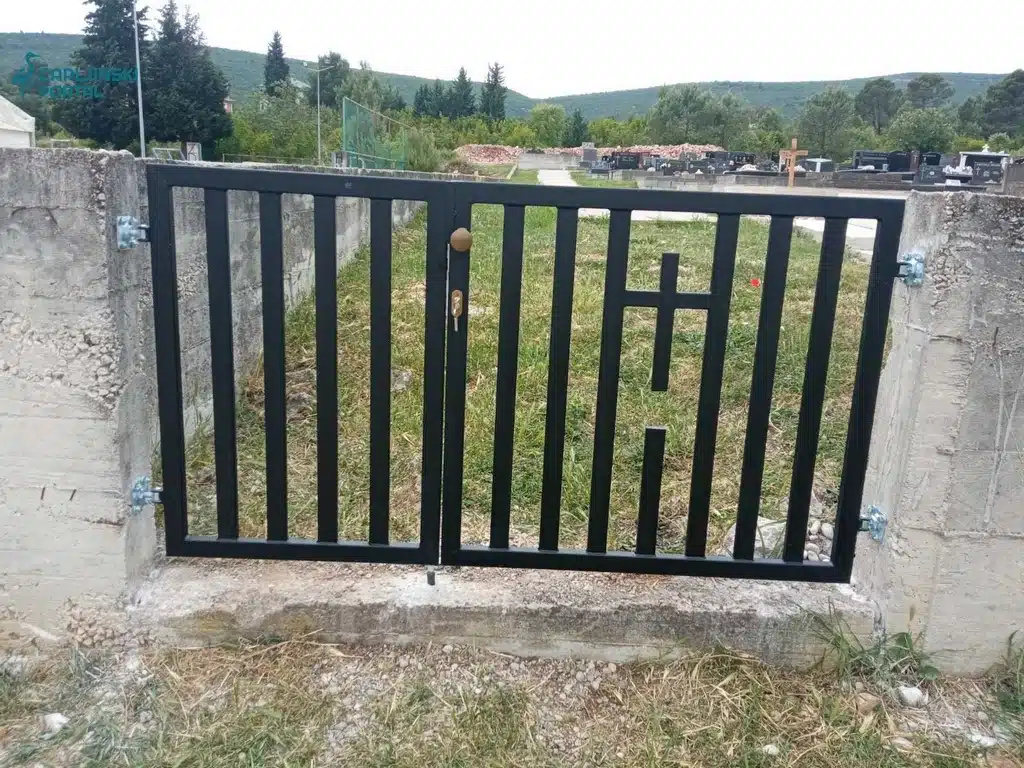 FOTO | Obnova groblja: U Grabovinama postavljene sporedne kapije i uređene zelene površine
