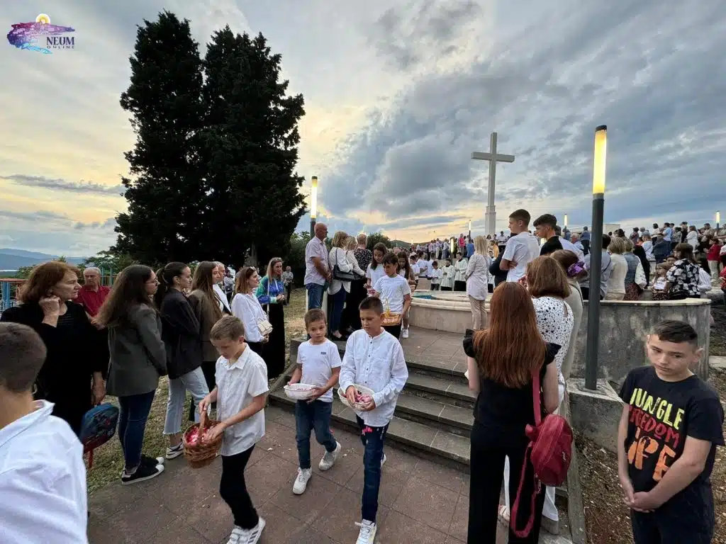FOTO | Prvopričesnici iz Neuma predvodili procesiju na Tijelovo