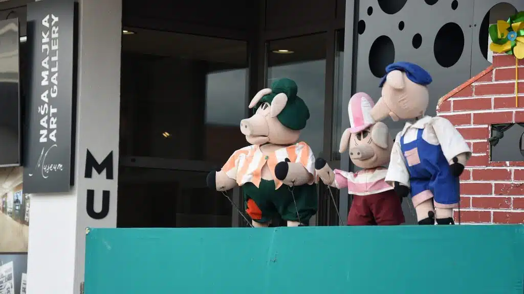 Glumci zagrebačkog kazališta Lectirum izveli predstava za djecu „Tri praščića“