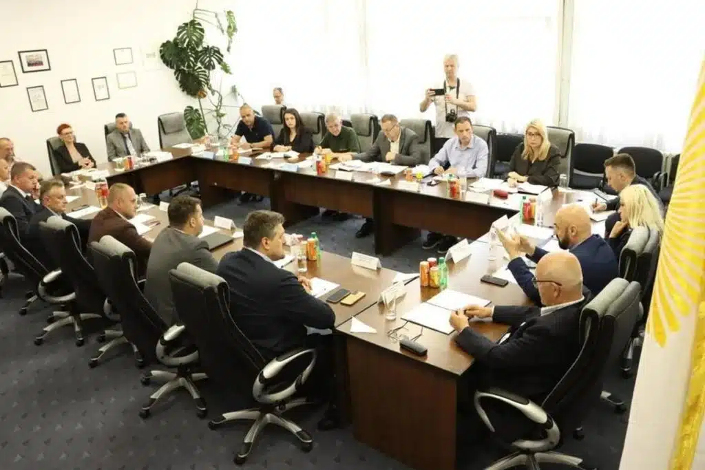 Ministar Isak će morati odgovoriti županijama u vezi sa pokušajem nametanja neustavnih federalnih simbola.
