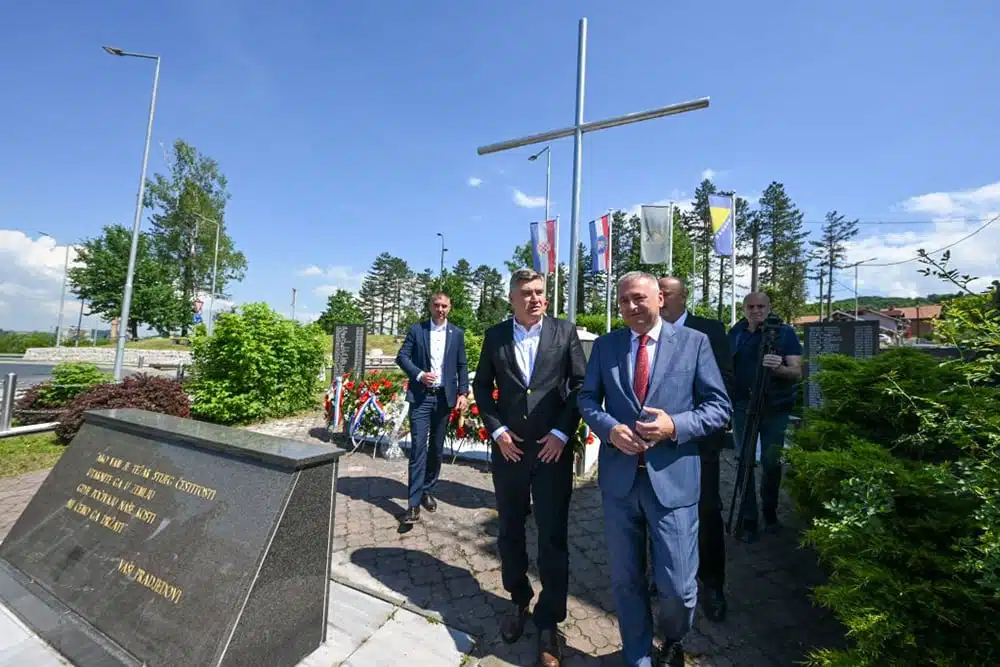 Zoran Milanović u Tuzli odao počast pripadnicima 115. brigade HVO-a