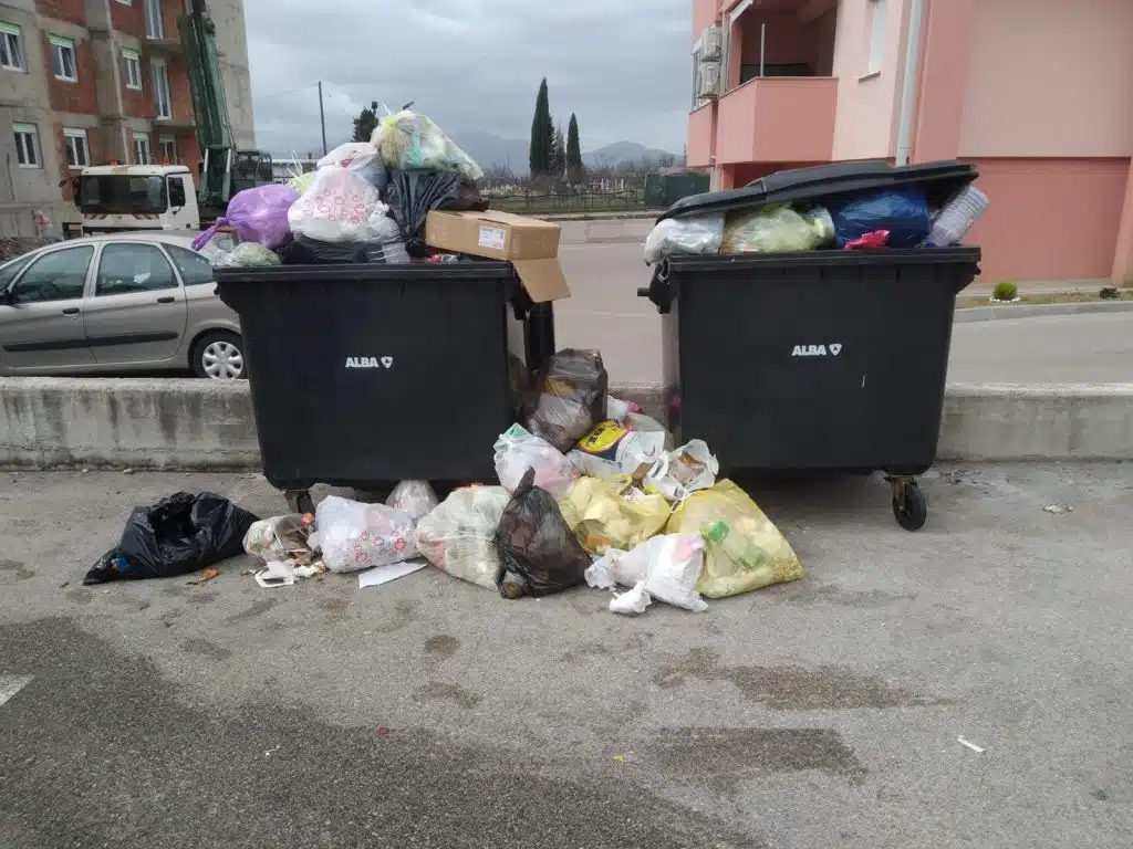 Prestanite odlagati otpad na privatno vlasništvo u Stanarima ulice Petra Barbarića 24 u Ljubuškom!