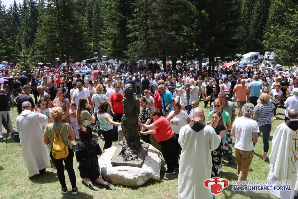 FOTO/VIDEO: Hiljade vjernika na Kedžari proslavilo ‘Divin dan’