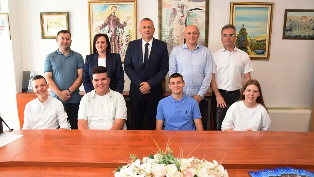 Nagrađeni učenici generacije Općine Čitluk.