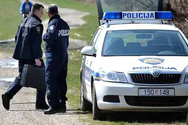 Užas u Zagrebu: Muškarac šetao go ulicom i razbijao auta sjekirom, u kući pronađeno tijelo žene |