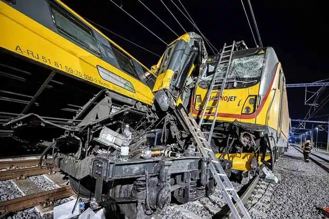 Užasan sudar vlakova u Češkoj: Četiri osobe smrtno stradale, 23 povrijeđene |