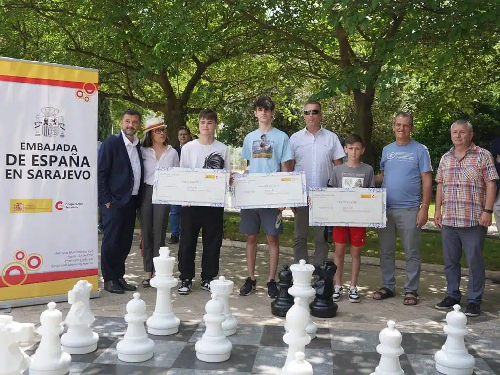 Veleposlanstvo Španije doniralo šahovske figure za igru na otvorenom Mostaru