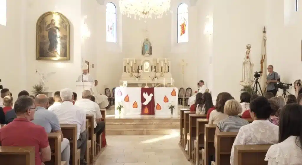 VIDEO | Biskup Petar Palić krstio 20 krizmanika u Hrasnu