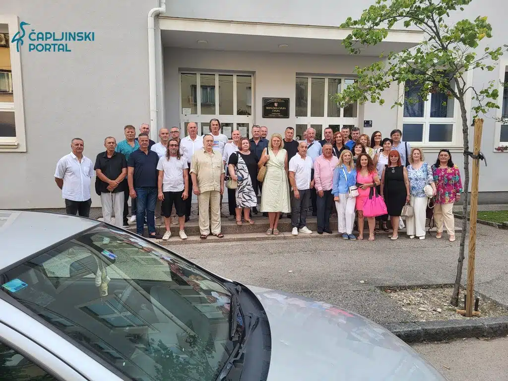 FOTO | Čapljinski maturanti se ponovo sreli nakon 40 godina – emocije, smijeh, zagrljaji…