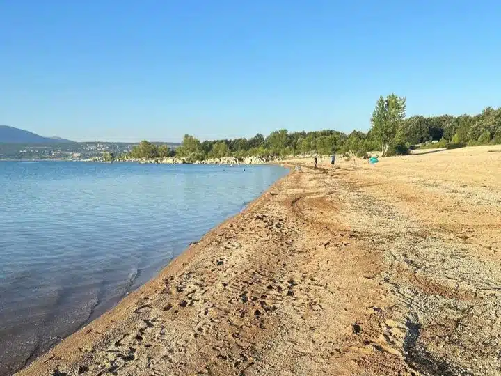 Plaža Marinovac: Dragulj Buškoblata ili centar nekulture?