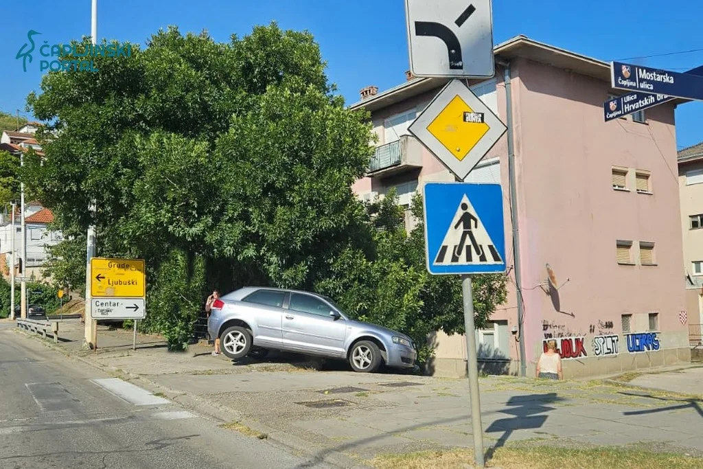 FOTOGRAFIJA | Čapljina: Audi preletio trotoar i sletio na stepenice iza crkve