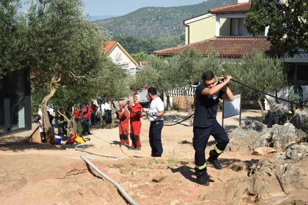 Vatrogasci su drugog dana ugasili požar na brdu Križevac.