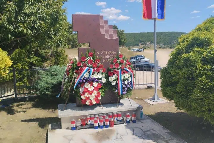 Misa, vijenci i svijeće za hrvatske branitelje: Sveti obred u znak poštovanja