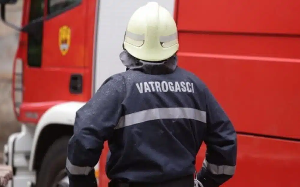 Borba velikog broja vatrogasaca s požarom kod Rakitna dodatno otežana vjetrom