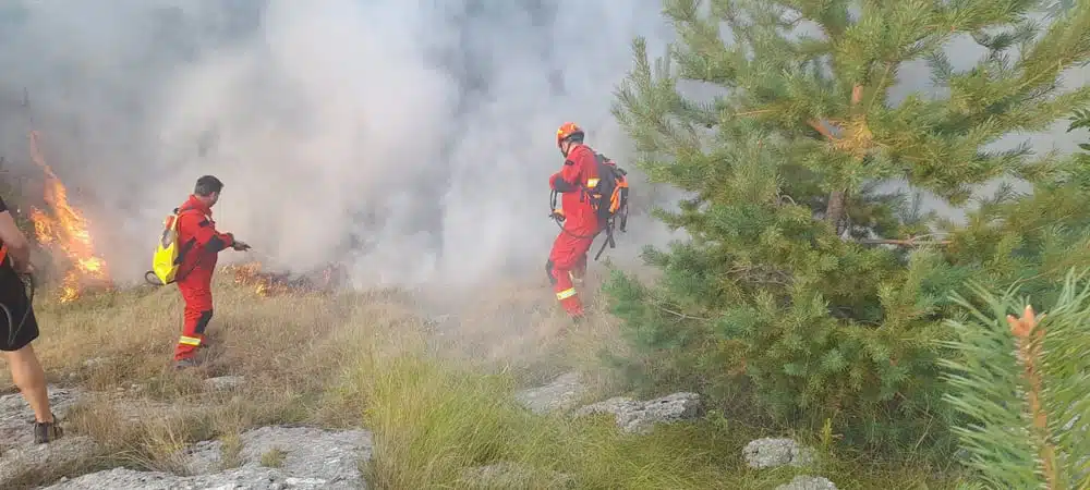 Požar u Rakitnu i dalje bukti – pomoć stigla iz Širokog i Gruda već treći dan