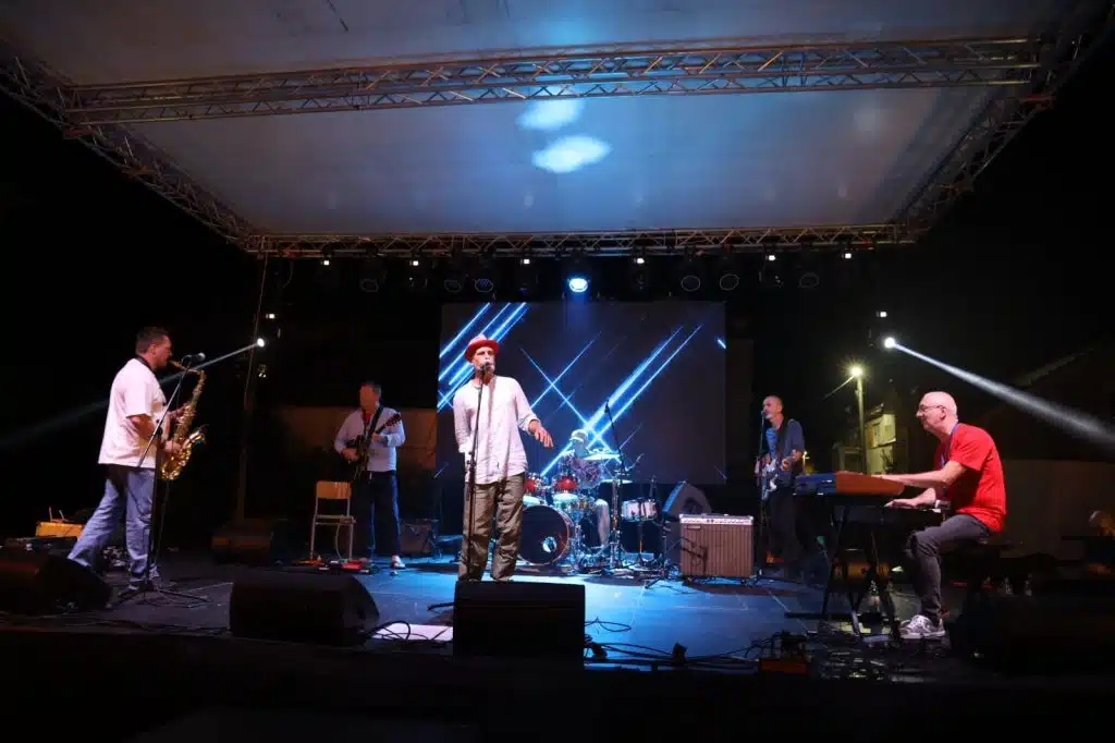 Petogodišnja tradicija počela u Ljubuškom sa hitovima Dine Dvornika na Jazz Festu