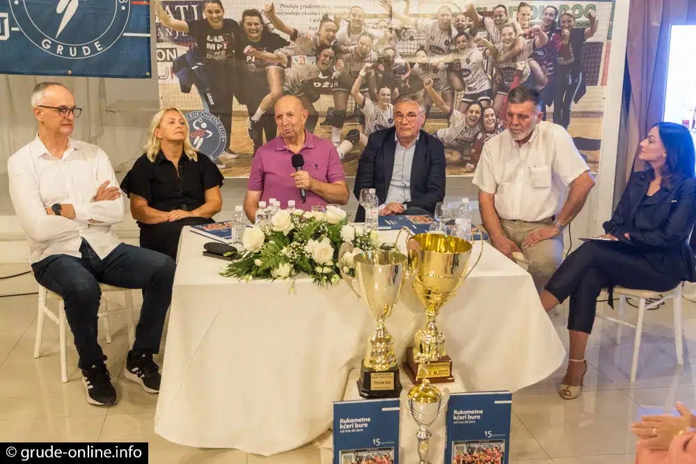 FOTO: Svečano promovisana monografija “Rukometne kćeri bure – od sna do jave”