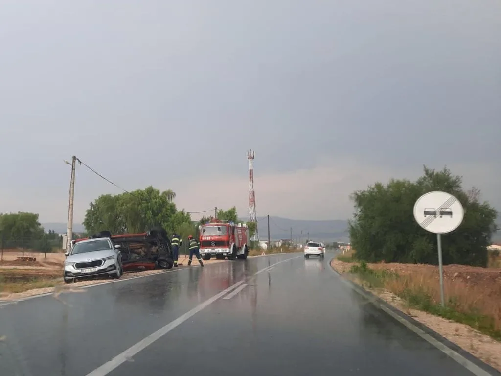 Prva kiša nakon dugog vremena donijela je probleme na našim putovima.