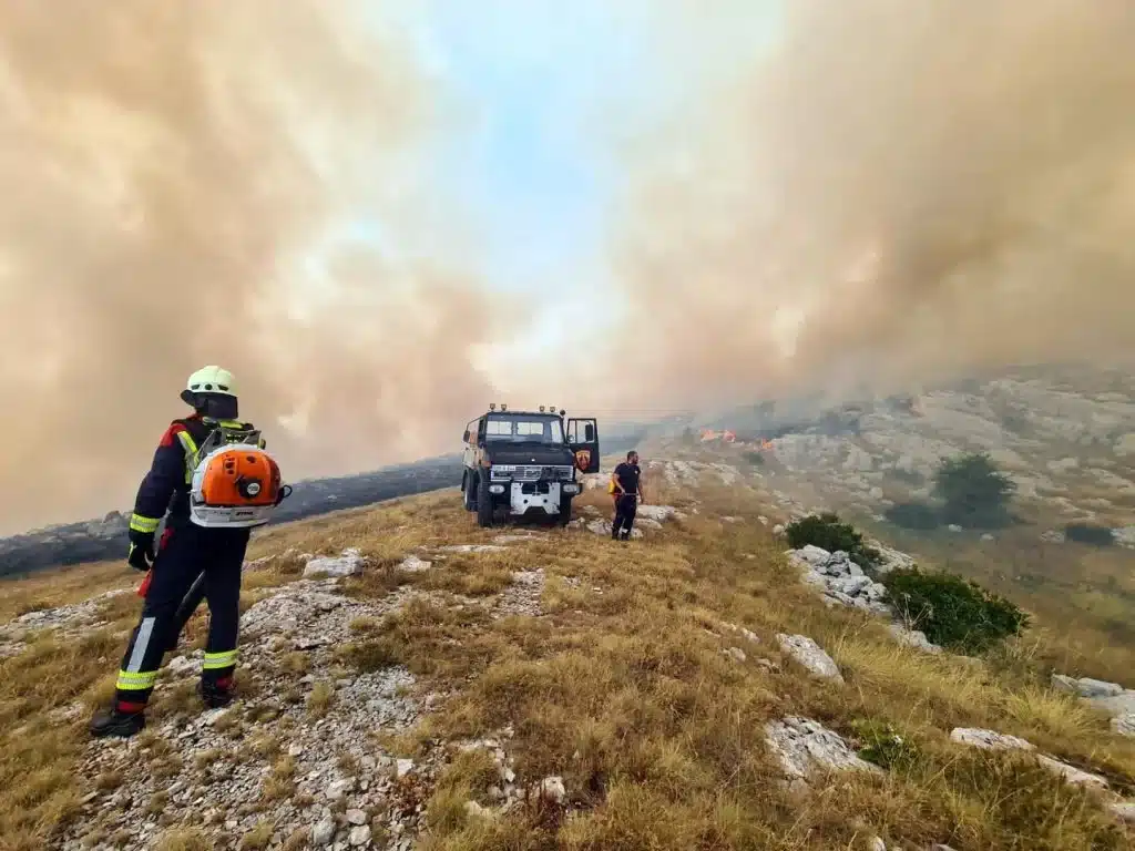 Veliki požar u Livnu ugašen zahvaljujući kiši: Situacija spašena