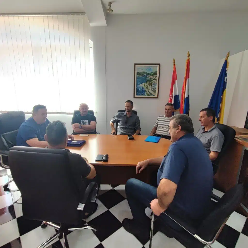 Načelnik Jurković predao rješenja i pečate predsjednicima Mjesnih zajednica.
