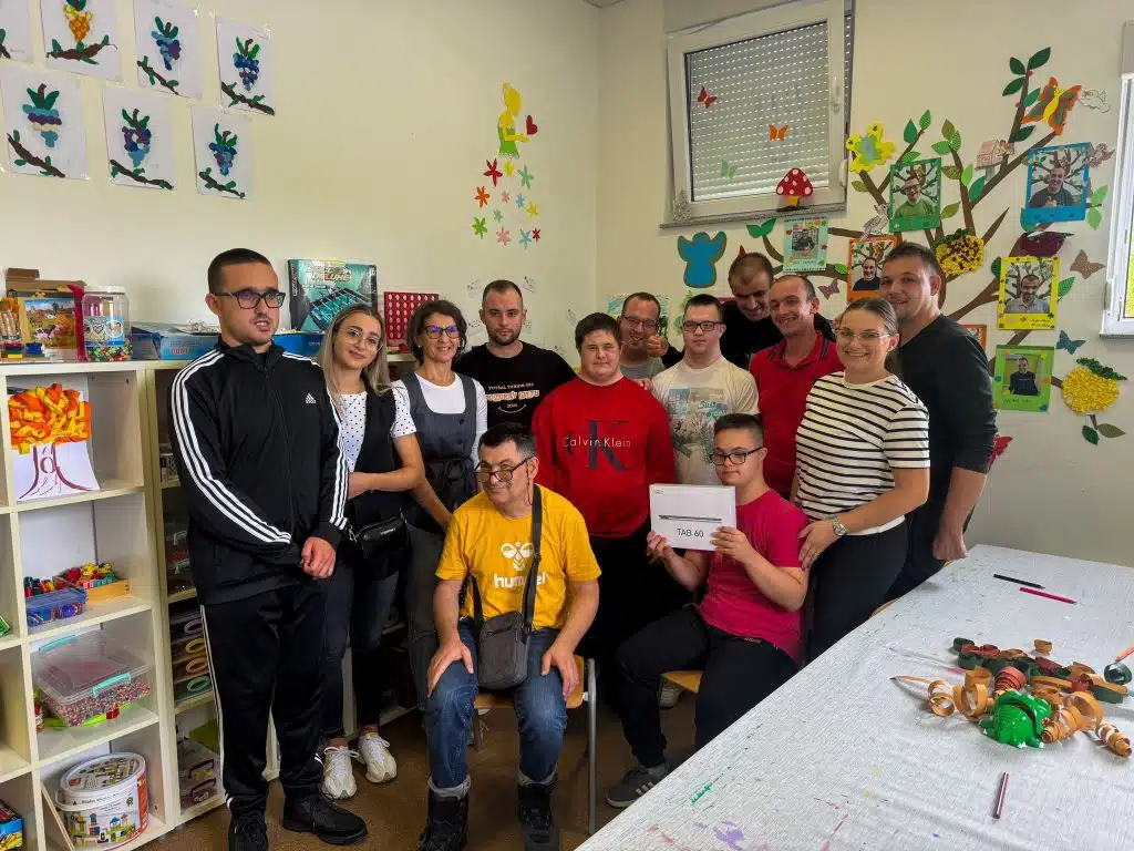 Organizatori futsal 3×3 turnira “Pozdrav Ljetu 2024” posjetili Centar za djecu, mlade i odrasle osobe s teškoćama u razvoju i donirali pomoc