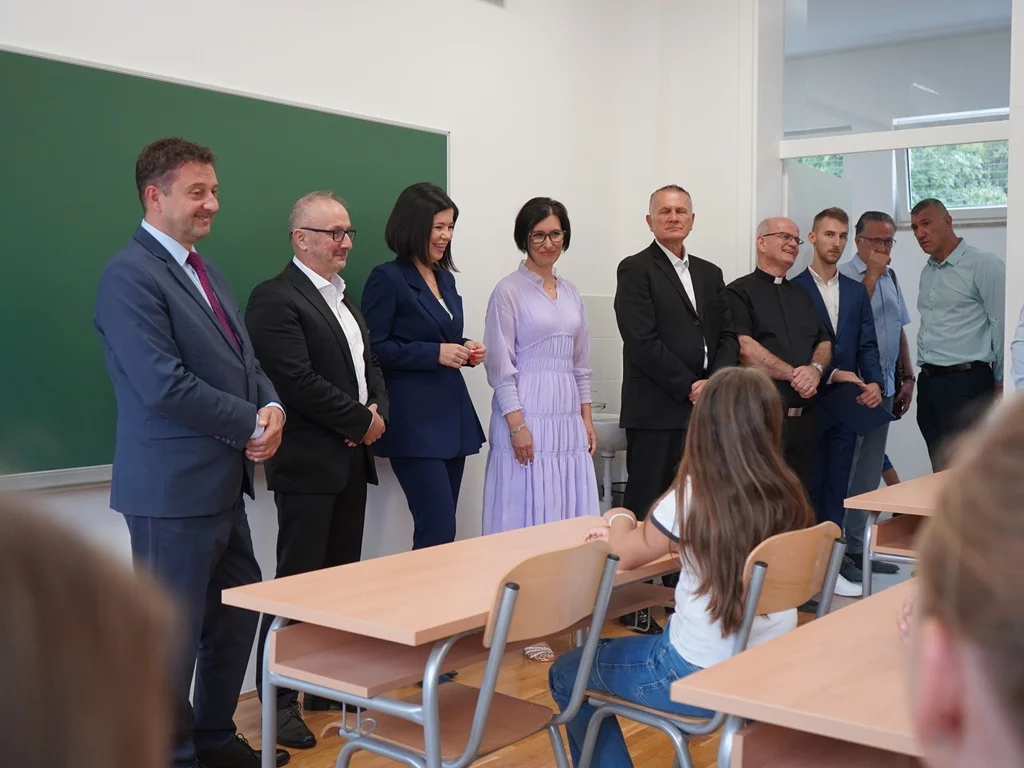 Gradonačelnik Kordić svečano otvorio novu školu u naselju Vojno.