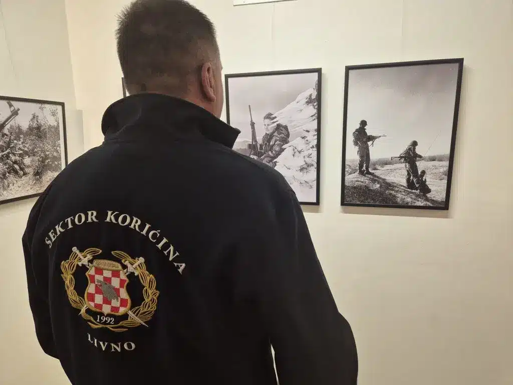 Izložba fotografija “Livno u Domovinskom ratu” otvorena u Livnu