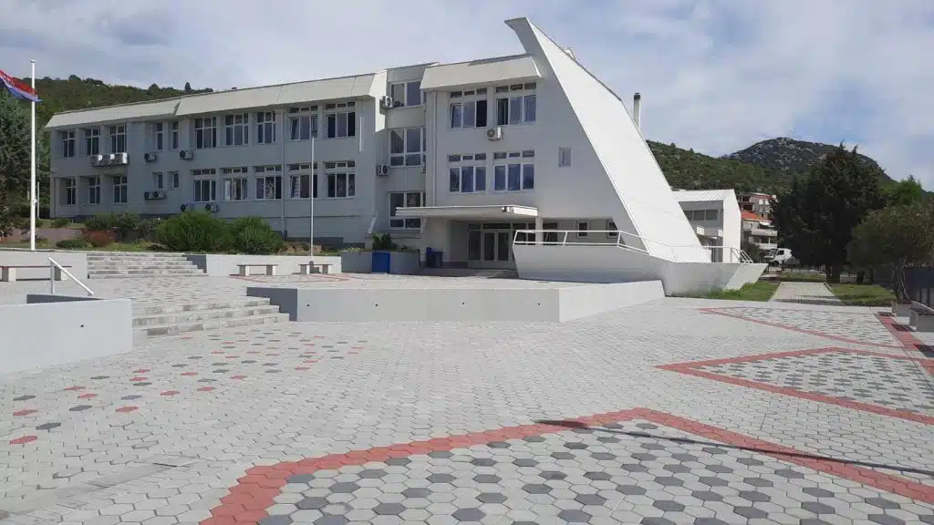 Općina Neum će obezbijediti radne materijale za sve učenike Osnovne škole Kardinala Stepinca.