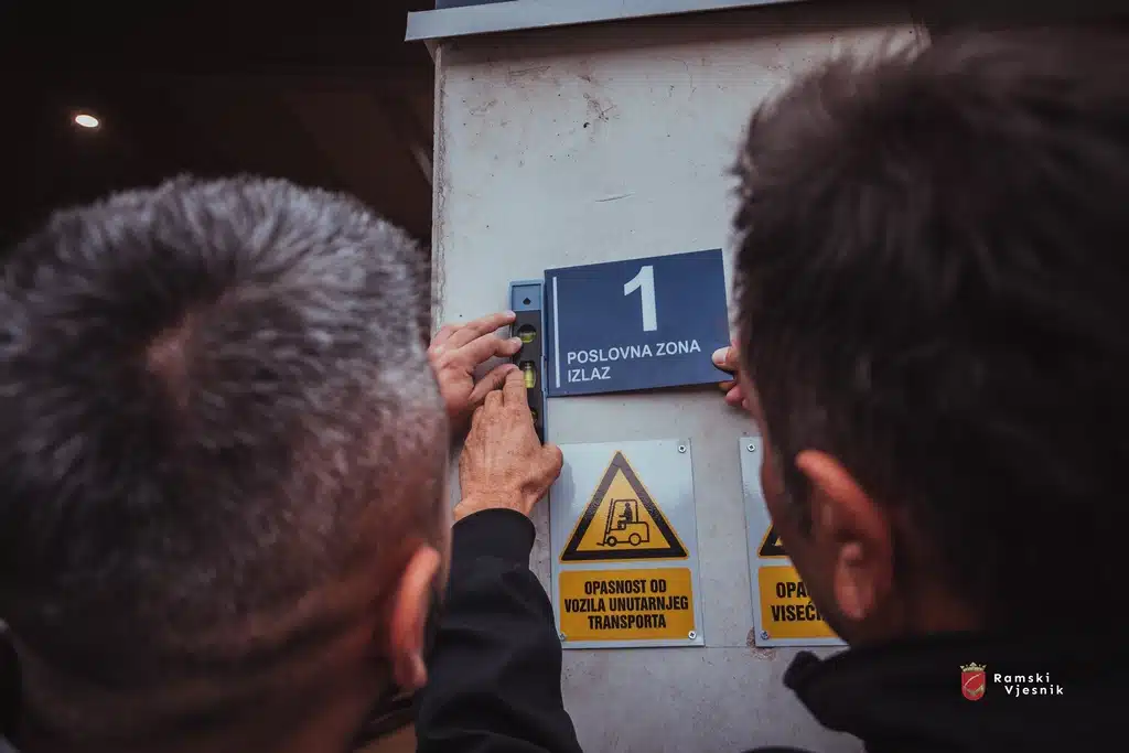 Počelo postavljanje kućnih brojeva u naseljima općine Prozor-Rama.