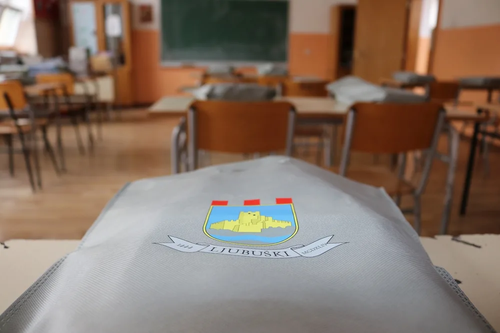 Video: Srednjoškolski djeci iz Ljubuškog dodijeljena novčana potpora u iznosu od 200 KM, spremaju se za školsku godinu s novom školskom opremom.