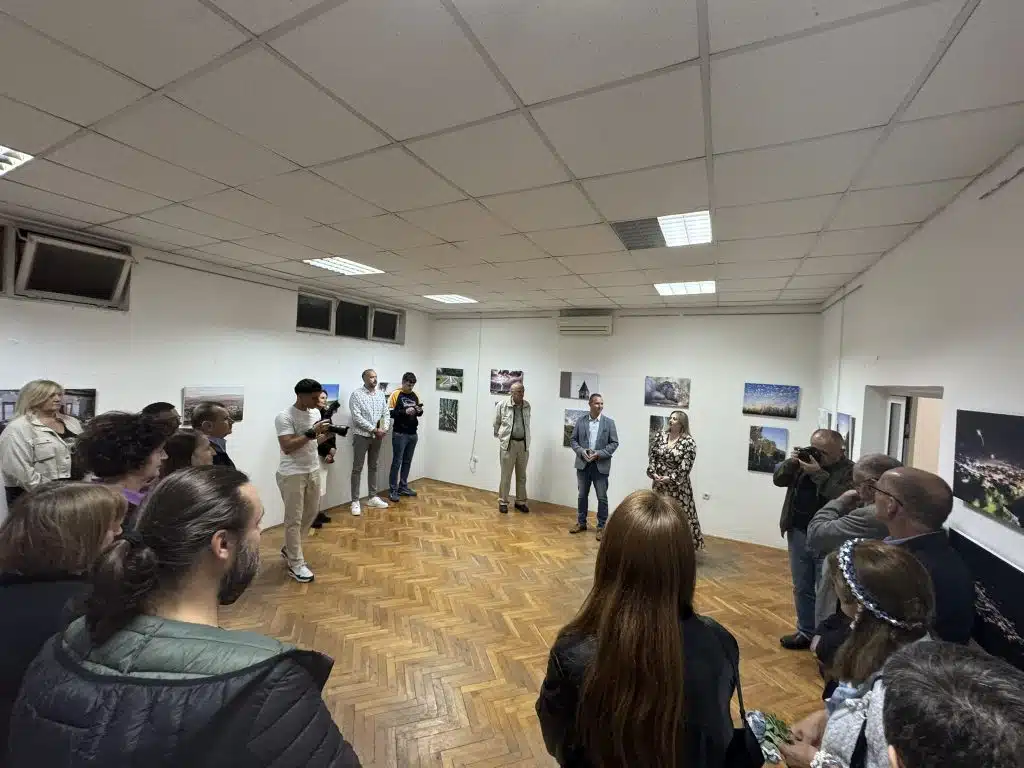 Izložba fotografija članova udruge HKD “Bilig” otvorena u Knjižnici Ljubuški