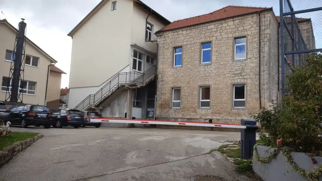 Uređenje parkinga i postavljanje novih reflektora u dvorištu Srednje strukovne škole Tomislavgrad