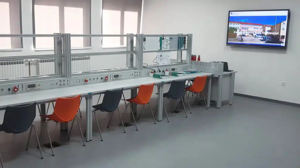 Prva faza rekonstrukcije i adaptacije elektro kabineta u Srednjoj strukovnoj školi Tomislavgrad je završena.