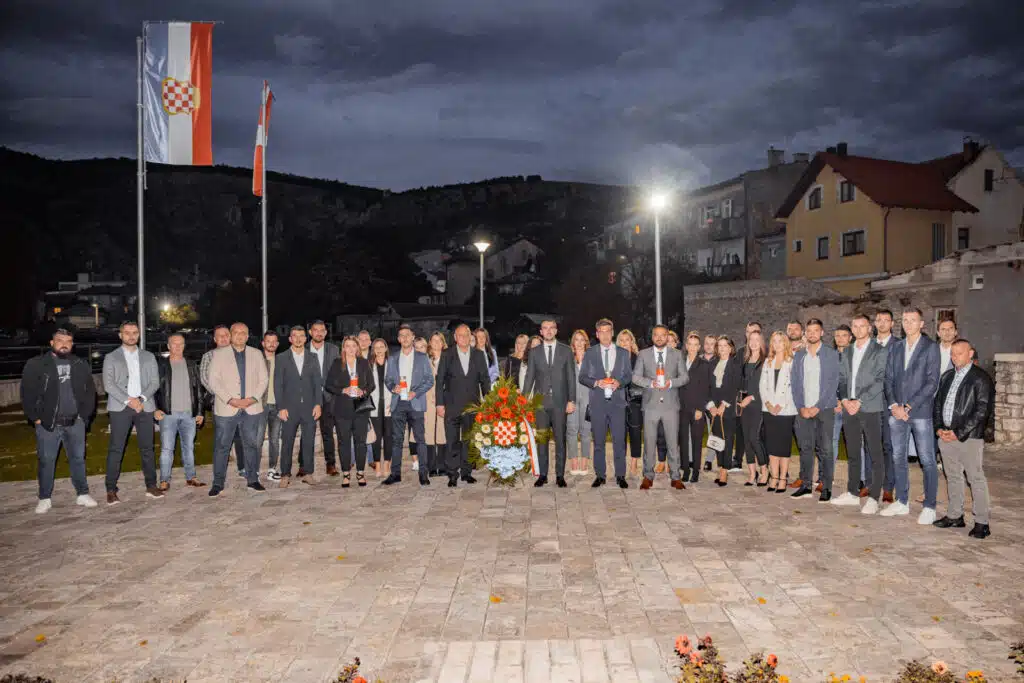 Na završnom skupu HDZ-a 1990 prisustvovalo više od 500 građana iz Livna