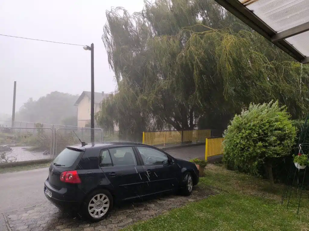 Prognoza vremena: Oblačno s kišom danas i sutra, razvedravanje od nedjelje.