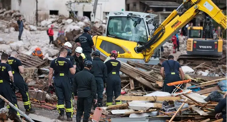 Spasioci u Jablanici spašavaju dijete koje je bilo zarobljeno ispod ploče teške dvije tone.