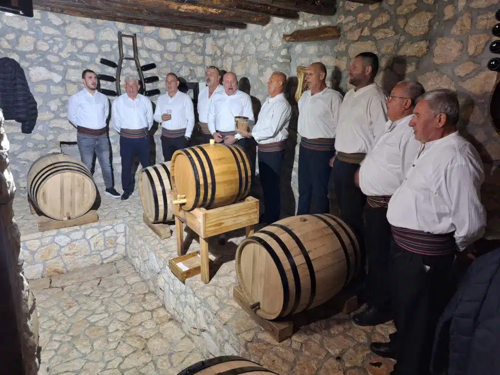 Broćansko mlado vino blagoslovio je fra Nikola Rosančić, a bačvu zatvorio Vlado Bošnjak