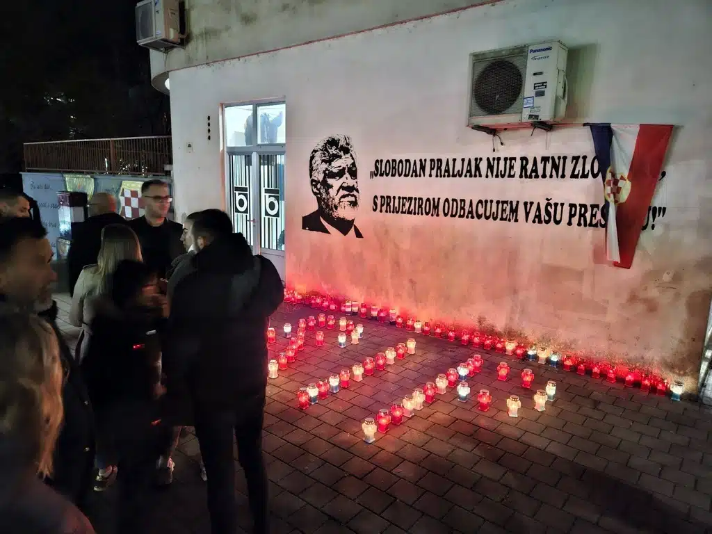 FOTO | Kod murala generala Praljka zapaljene svijeće povodom 7. godišnjice njegove smrti